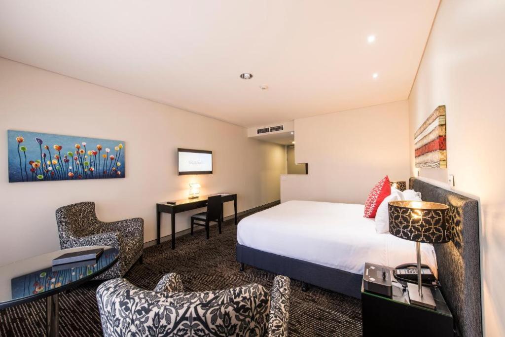 Calamvale Hotel Suites And Conference Centre Brisbane Exterior photo